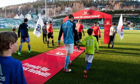 Sundsvall och Malmö FF marschear in för fotbollsmatchen i