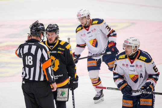 Skellefteås Jonathan Pudas pratar med domare Mikael Nord