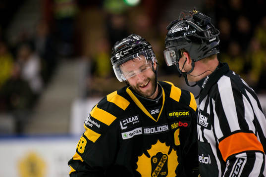 Skellefteås Pontus Petterström pratar med domare Mikael