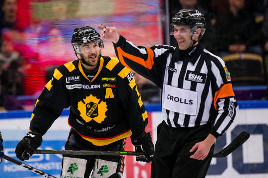 Skellefteås Jimmie Ericsson skrattar åt domare Linus