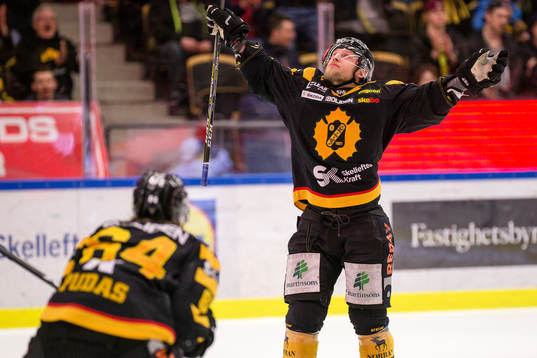 Skellefteås Oscar Möller och Jonathan Pudas jublar