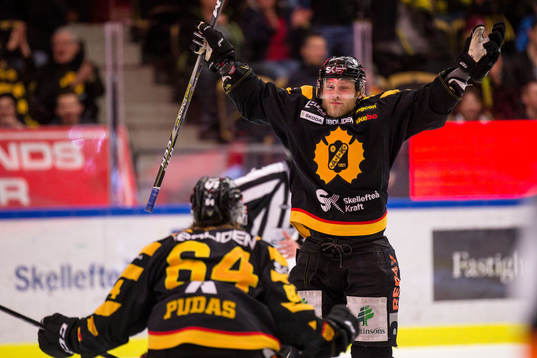 Skellefteås Oscar Möller och Jonathan Pudas jublar