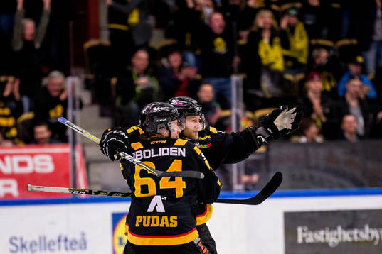 Skellefteås Oscar Möller och Jonathan Pudas jublar