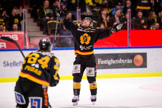 Skellefteås Oscar Möller och Jonathan Pudas jublar