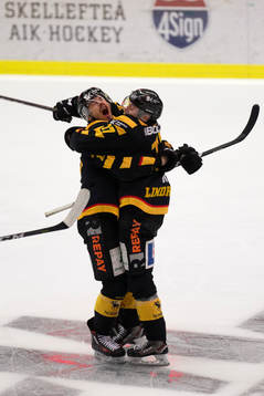 Skellefteås Pär Lindholm och Henrik Hetta jublar