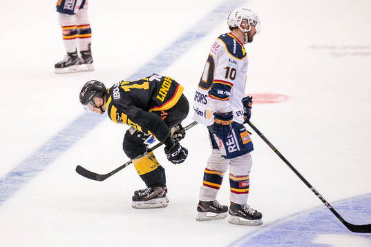 Skellefteås Pär Lindholm jublar samtidigt som