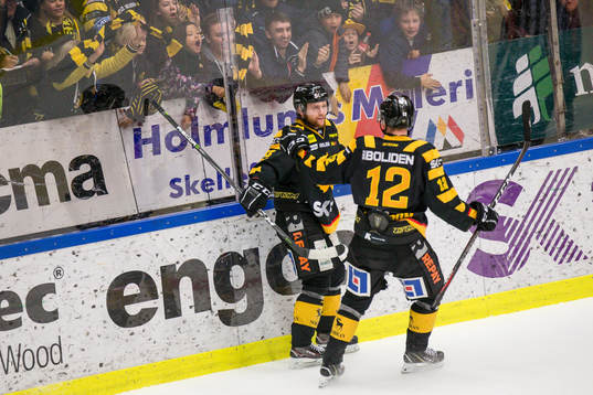 Skellefteås Sebastian Ohlsson och Adam Pettersson jublar