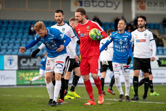 Örebros målvakt Oscar Jansson skäller ut Trelleborgs