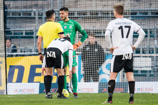 Trelleborgs målvakt Marko Johansson i samtal med domare