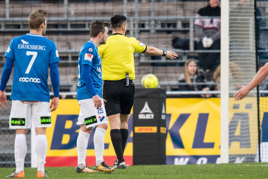 Domare Bojan Pandzic dömmer straff för Örebro