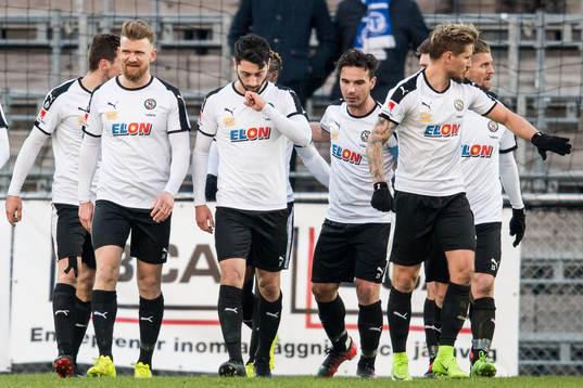 Örebros Nahir Besara (m) jublar