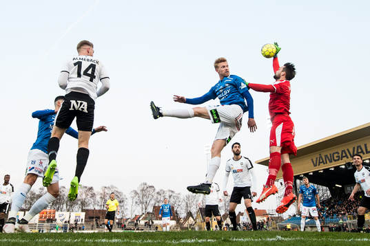 Trelleborgs Lasse Nielsen och Örebros målvakt Oscar