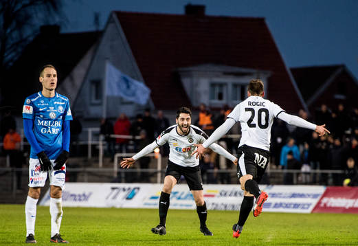 Örebros Nahir Besara jublar med Filip Rogic