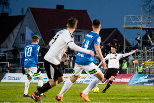 Örebros Nahir Besara gör 1-2 på frispark