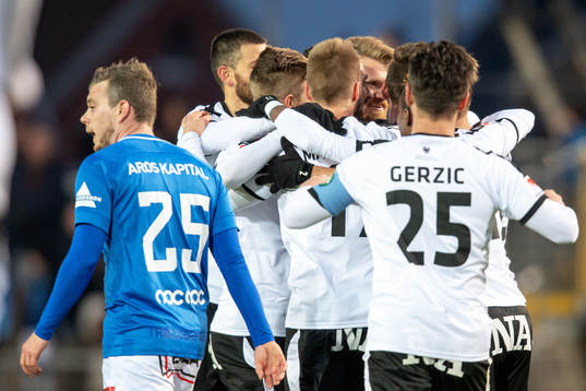 Örebros Nahir Besara jublar med lagkamrater