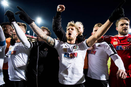 Örebros spelare med Daniel Björnkvist (m) jublar