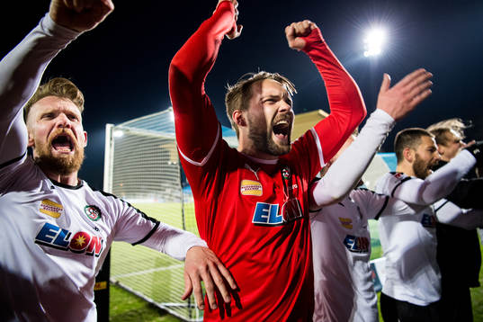 Örebros Michael Almebäck och målvakt Oscar Jansson jublar