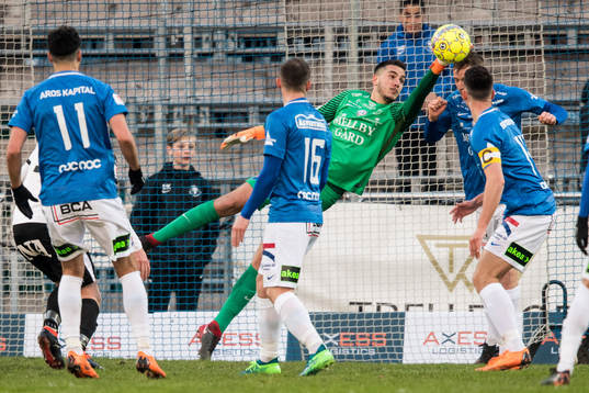 Trelleborgs målvakt Marko Johansson gör en räddning