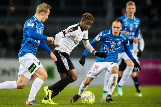Örebros Kennedy Igboananike mot Trelleborgs Erik Andersson