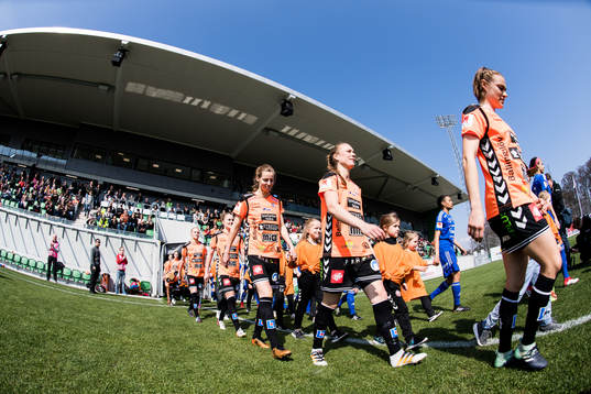 Kristianstads och Vittsjös spelare gör entré