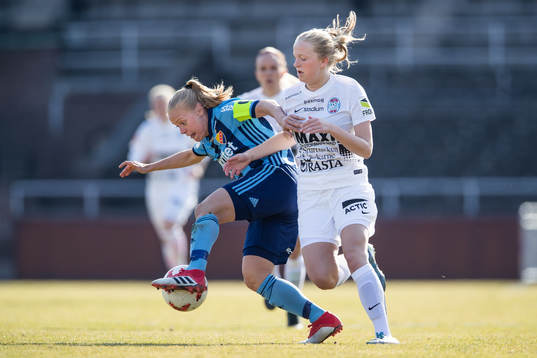 Djurgårdens Mia Jalkerud och Eskilstunas Matilda Plan i
