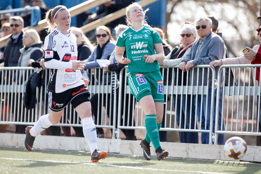 BK30s Jennifer Holmström och Mallbackens Hedvig Pettersson