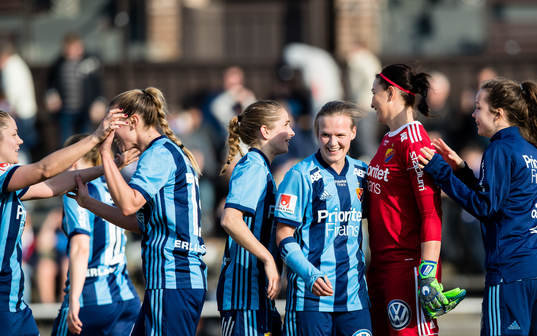 Djurgårdens spelare med tvåmålsskytten Michaela van