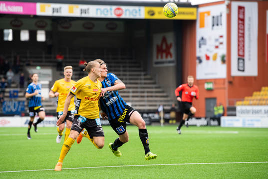 Elfsborgs Jesper Karlsson och Sirius Daniel Jarl i kamp om