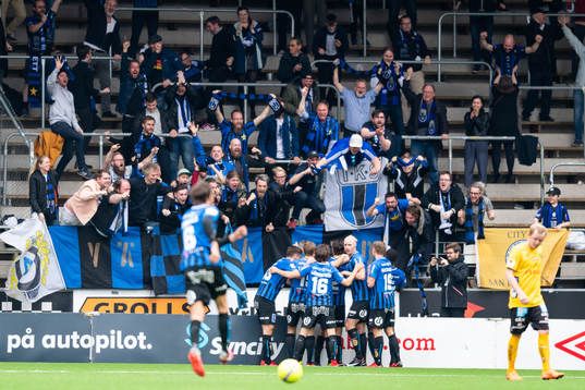 Sirius Stefano Vecchia klappas om av lagkamraterna