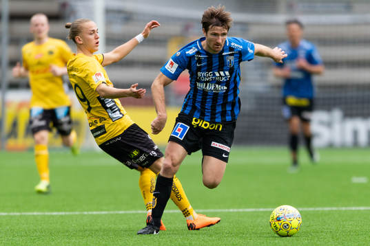 Sirius Jesper Arvidsson tar sig förbi Elfsborgs Jesper