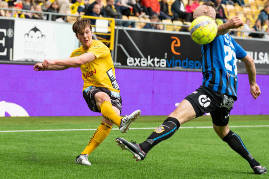 Elfsborgs Simon Olsson skjuter bollen förbi Sirius Philip