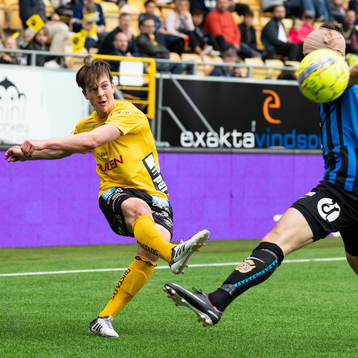 Elfsborgs Simon Olsson skjuter bollen förbi Sirius Philip