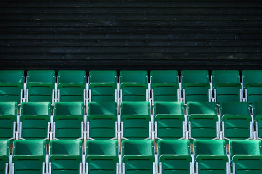Stolar på nya huvudläktaren på Hammarby IP innan