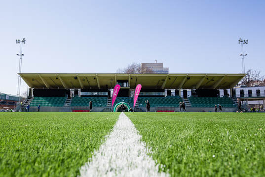 Vy över Hammarby IP med nya huvudläktaren i bakgrunden