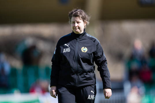 Hammarbys tränare Ann-Helén Grahm innan fotbollsmatchen i