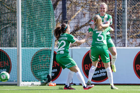 Hammarbys Frida Sjöberg jublar med Sejde Abrahamsson och