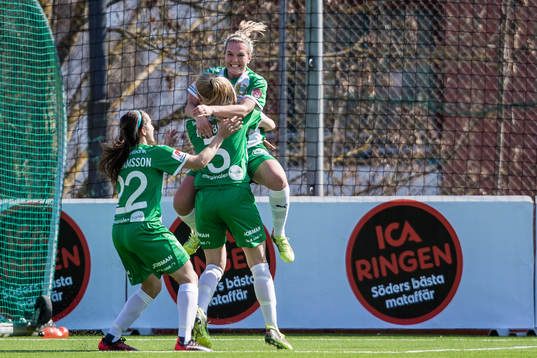 Hammarbys Frida Sjöberg jublar med Alexandra Lindberg och