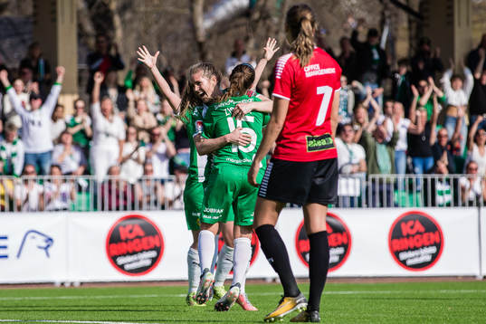 Hammarbys Kelly Conheeney jublar med Julia Zigiotti Olme
