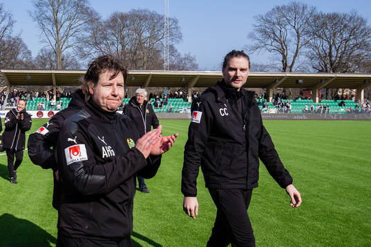 Hammarbys tränare Ann-Helén Grahm applåderar publiken
