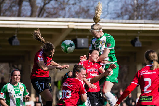 Hammarbys Alexandra Lindberg i duell medLimhamn Bunkeflos