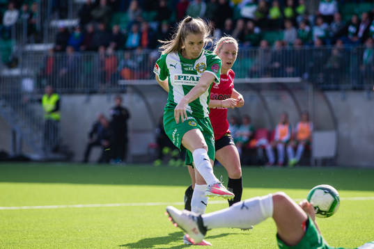 Hammarbys Kelly Conheeney med ett skott mot mål