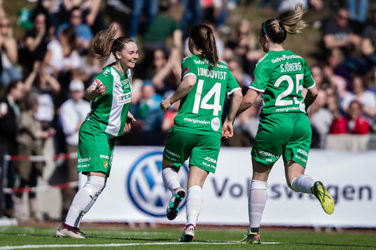 Hammarbys Emma Jansson (v) jublar med Hanna Lundqvist och