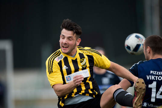 IFK Hässleholms Egzon Ademi i matchen i division 2 mellan