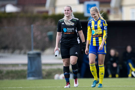 Eskilsminnes målvakt Matilda Magnusson Waldt och Julia