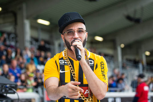 Sean Banan uppträder