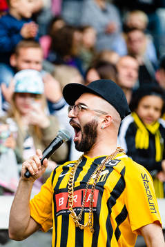 Sean Banan uppträder