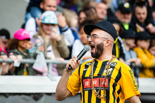 Sean Banan uppträder
