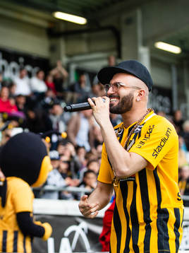 Sean Banan uppträder