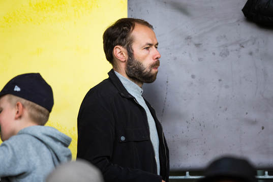 Häckens tränare Andreas Alm på läktaren då han är