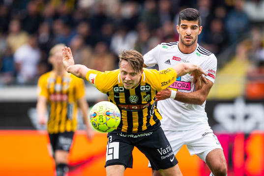 Häckens Viktor Lundberg håller undan för Dalkurds Rewan